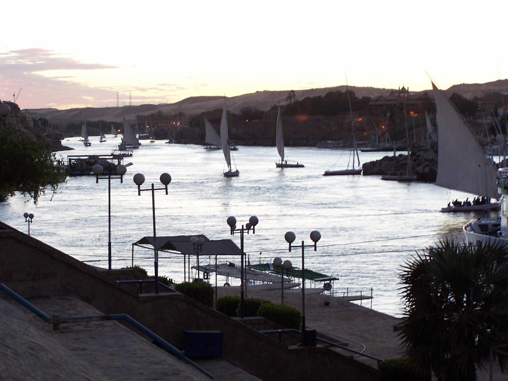 Les felouques sur le Nil, au coucher du soleil.